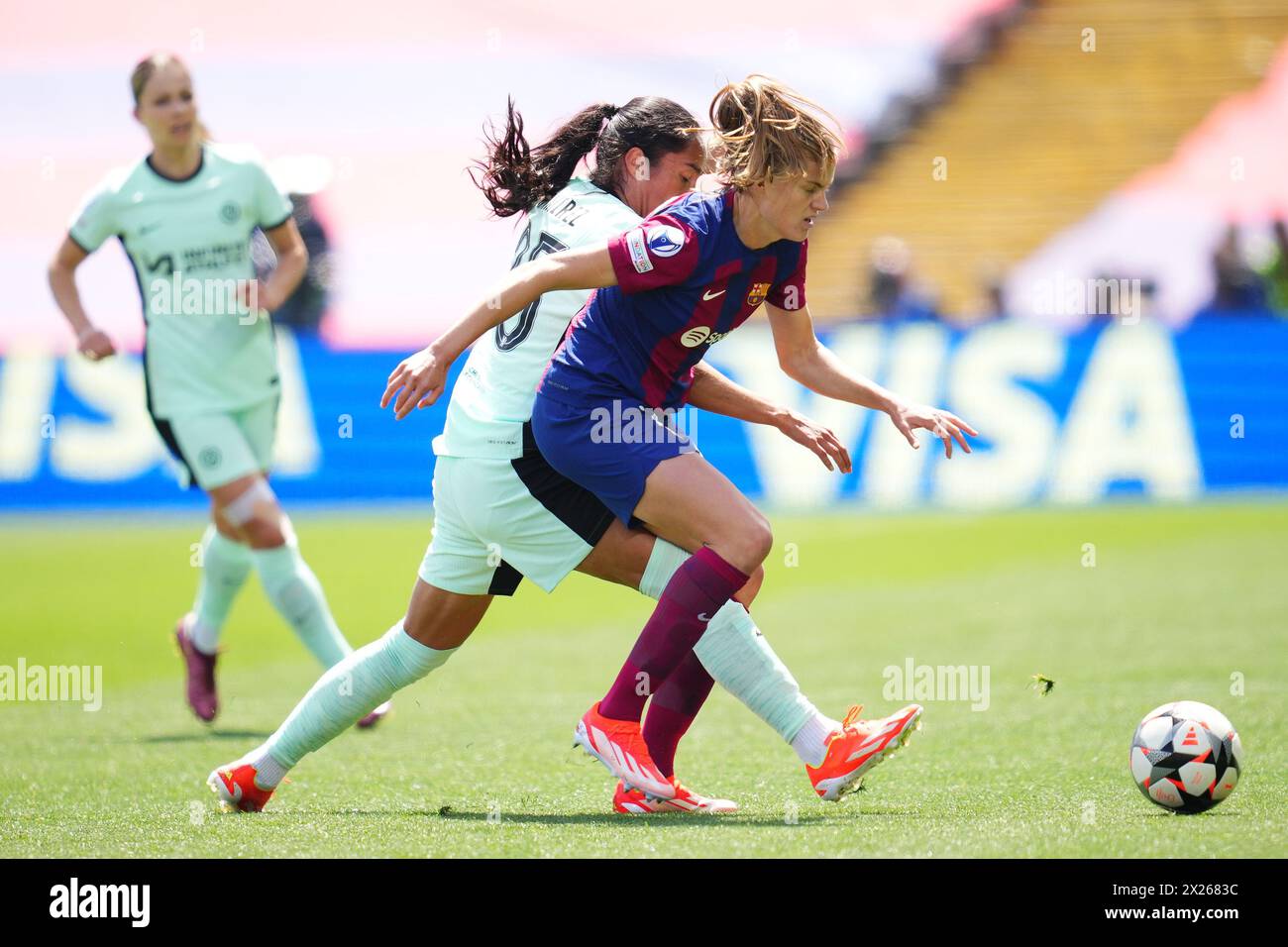 Barcellona, Spagna. 20 aprile 2024. Mayra Ramírez del Chelsea e Colomb¡a e Irene Paredes del FC Barcelona durante la semifinale di UEFA Women's Champions League, andata e ritorno, tra FC Barcelona e Chelsea FC giocata al Luis Company's Stadium il 20 aprile 2024 a Barcellona, Spagna. (Foto di Bagu Blanco/PRESSINPHOTO) credito: PRESSINPHOTO SPORTS AGENCY/Alamy Live News Foto Stock