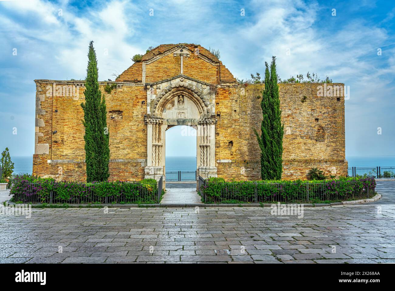La chiesa di San Pietro era un edificio cattolico di culto caratterizzato da un portale in stile romanico. Vasto, provincia di Chieti, Abruzzo, Italia, EUR Foto Stock