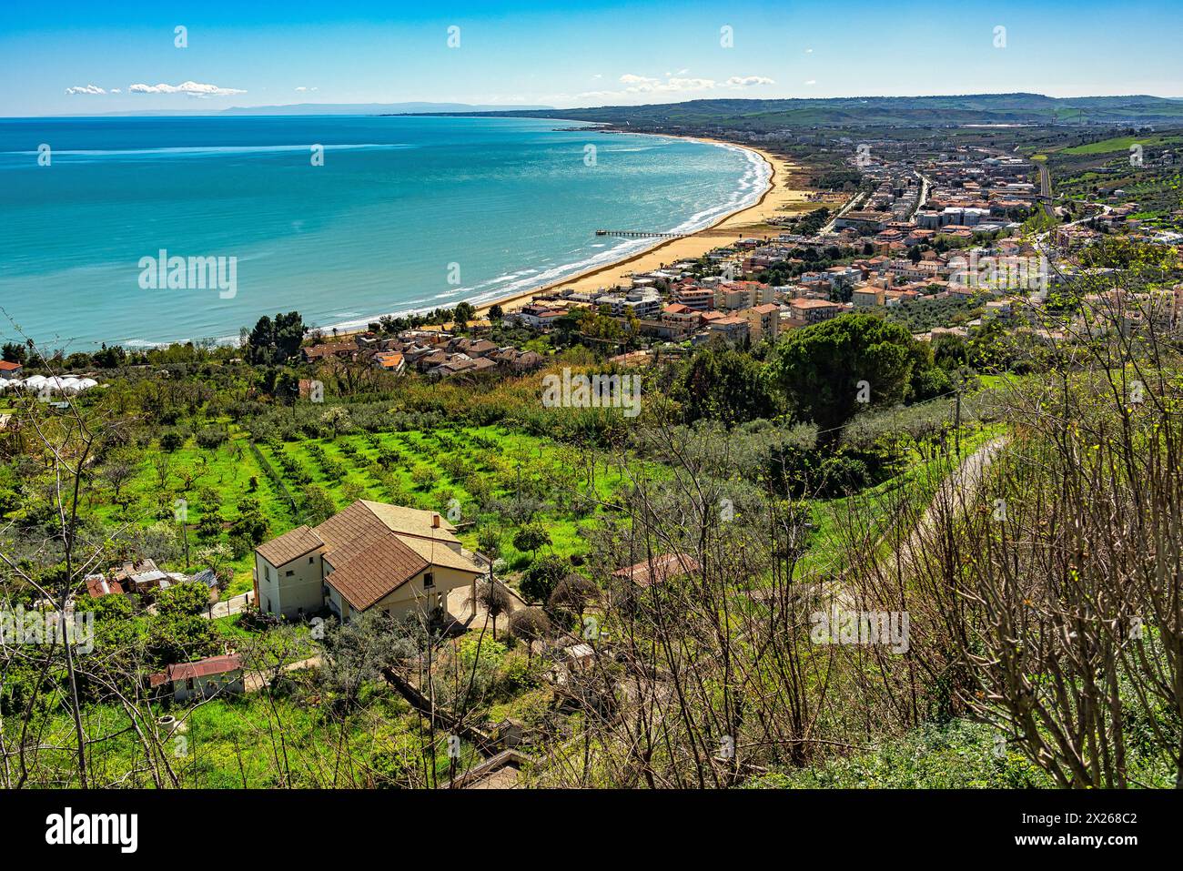 L'ampia vista di tutta Marina di vasto dalla passeggiata panoramica del centro storico della città. Vasto, provincia di Chieti, Abruzzo, Italia, Europa Foto Stock