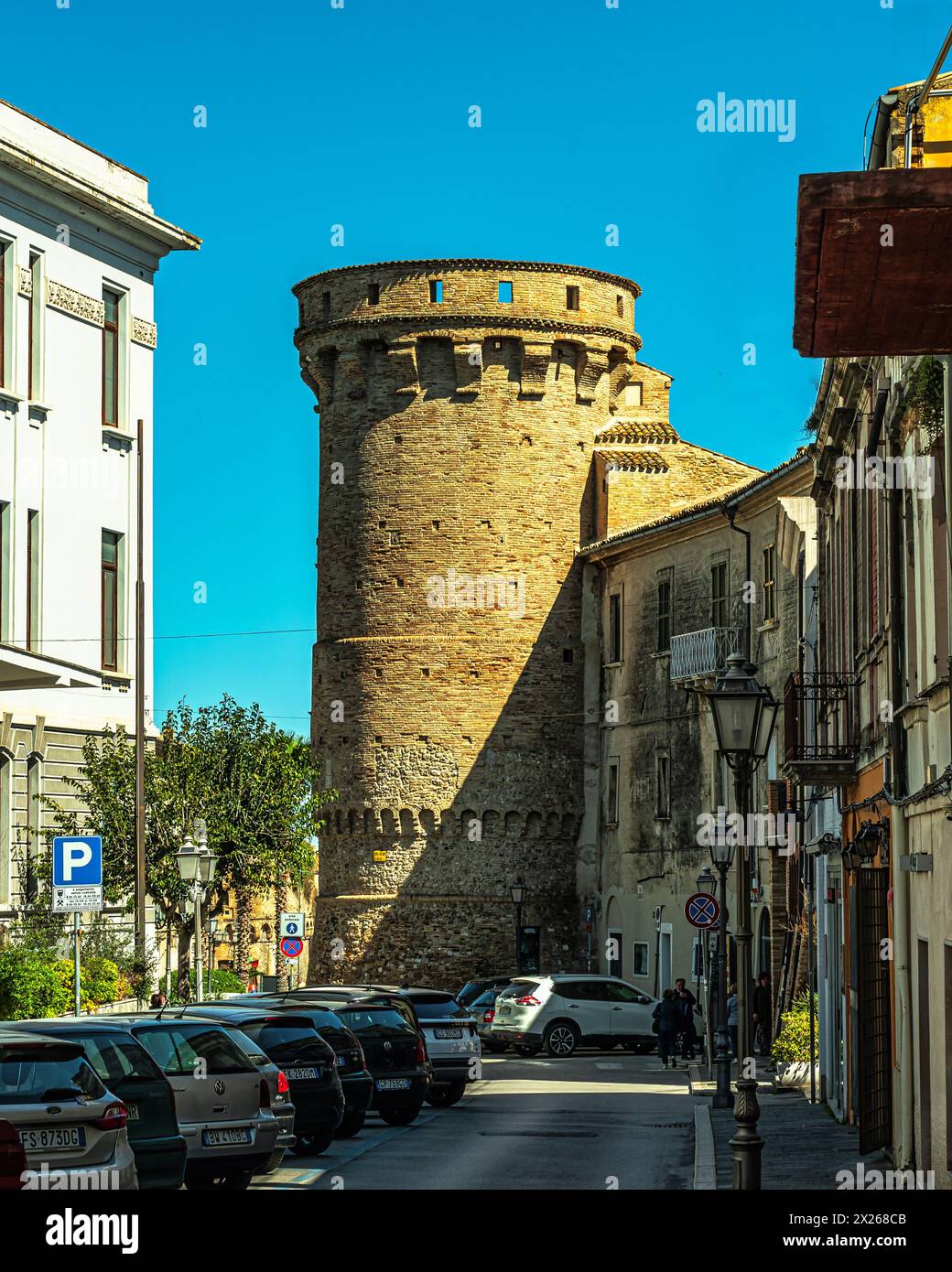La torre Bassano è un'antica torre situata a vasto, in Piazza Gabriele Rossetti. Vasto, provincia di Chieti, Abruzzo, Italia, Europa Foto Stock