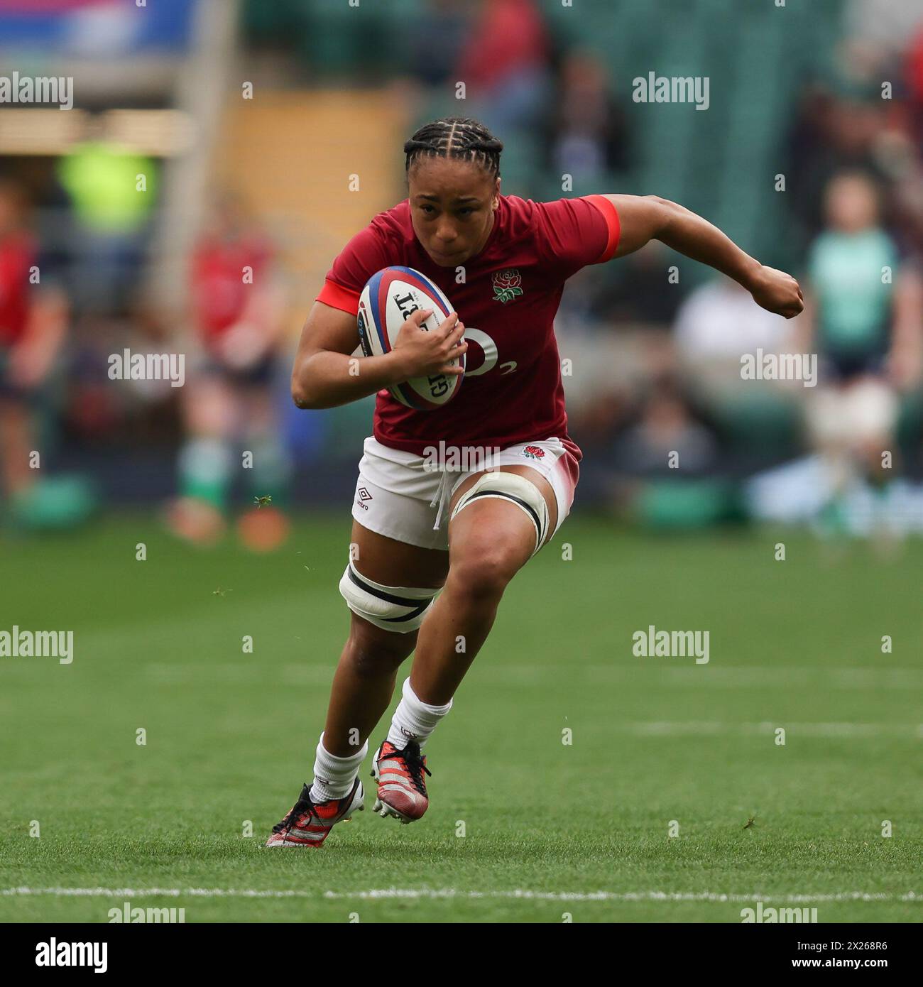 Twickenham, Regno Unito. 20 aprile 2024. Sadia Kabeya, d'Inghilterra, si scalda durante la partita delle sei Nazioni femminili tra Inghilterra e Irlanda al Twickenham Stadium di Twickenham, Regno Unito, il 20 aprile 2024. Foto di Ken Sparks. Solo per uso editoriale, licenza richiesta per uso commerciale. Non utilizzare in scommesse, giochi o pubblicazioni di singoli club/campionato/giocatori. Crediti: UK Sports Pics Ltd/Alamy Live News Foto Stock