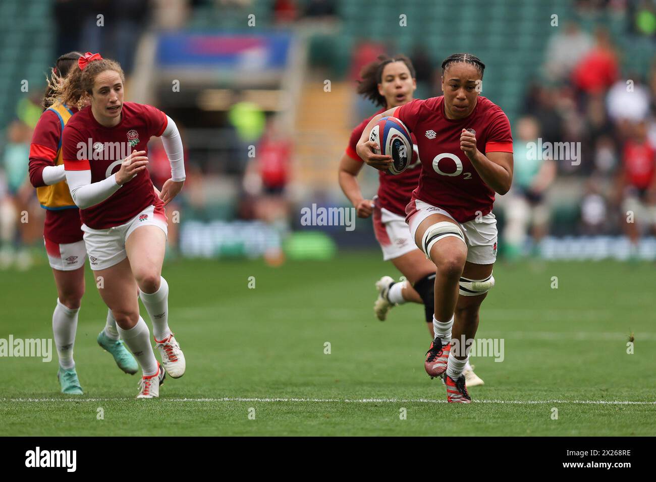Twickenham, Regno Unito. 20 aprile 2024. Sadia Kabeya, d'Inghilterra, si scalda durante la partita delle sei Nazioni femminili tra Inghilterra e Irlanda al Twickenham Stadium di Twickenham, Regno Unito, il 20 aprile 2024. Foto di Ken Sparks. Solo per uso editoriale, licenza richiesta per uso commerciale. Non utilizzare in scommesse, giochi o pubblicazioni di singoli club/campionato/giocatori. Crediti: UK Sports Pics Ltd/Alamy Live News Foto Stock