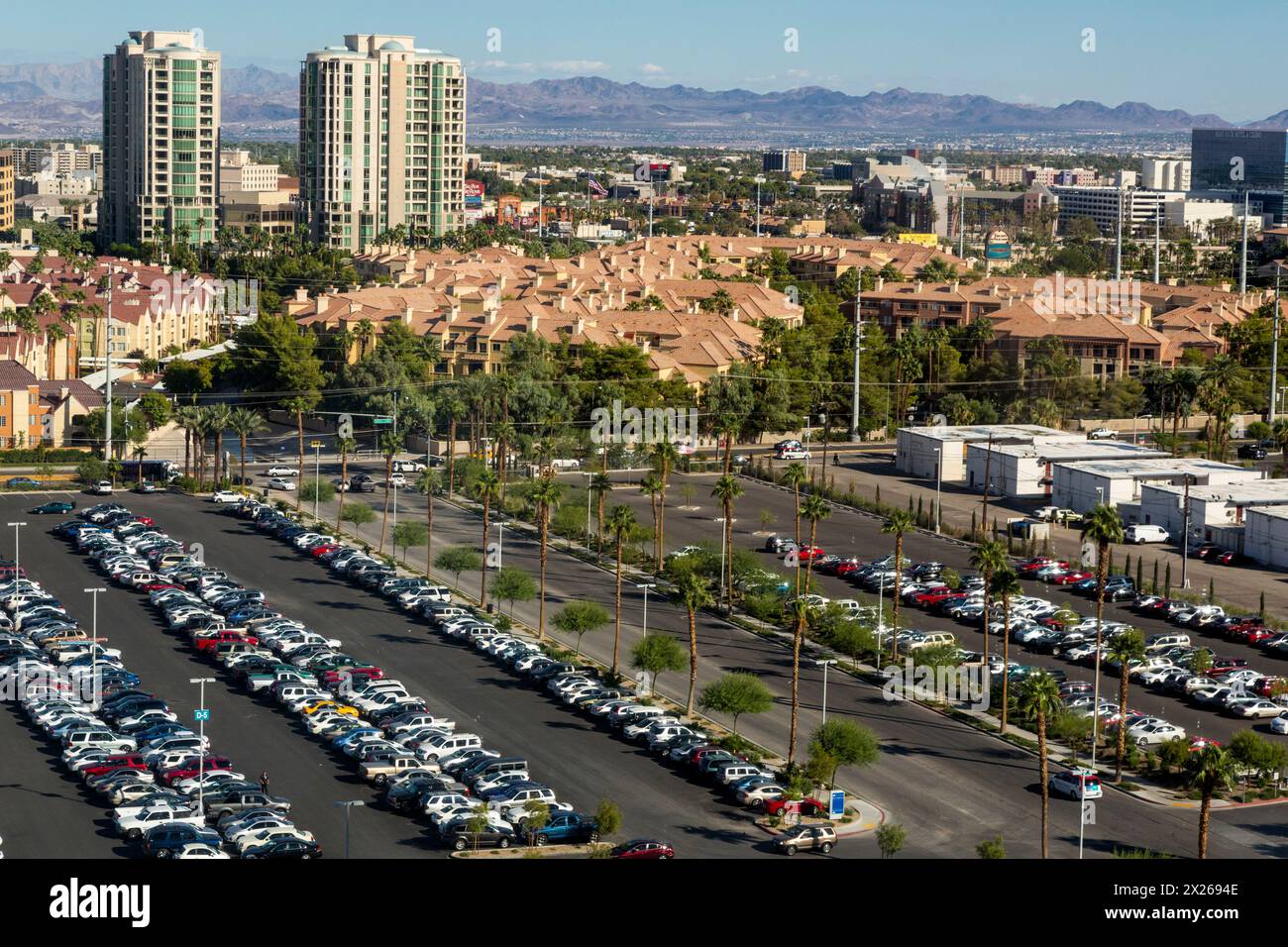 Las Vegas, Nevada. Vista dello sviluppo urbano e della valle di Las Vegas dall'High Roller, la ruota panoramica più alta del mondo, a partire dal 2015. Foto Stock