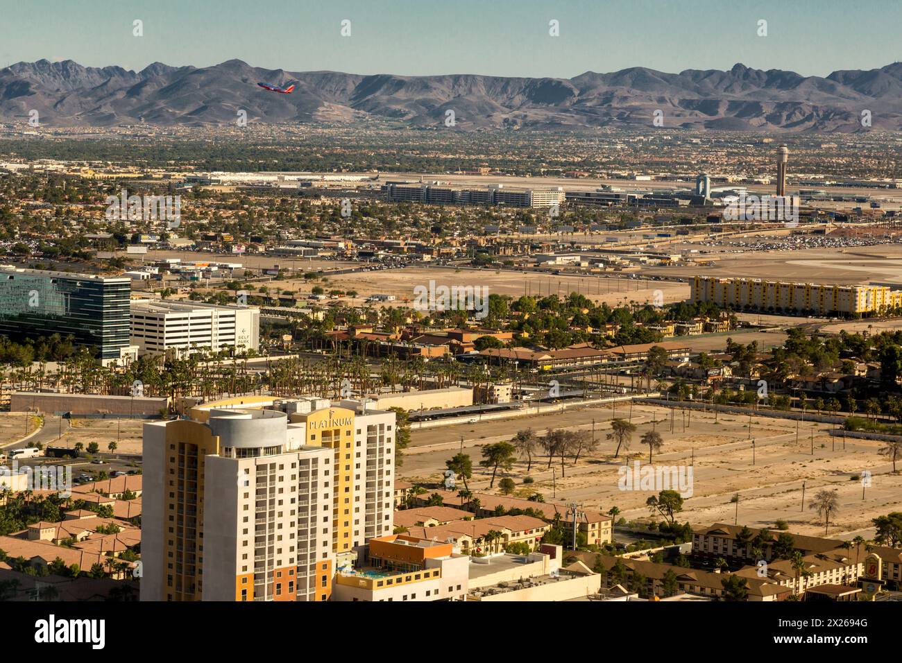 Las Vegas, Nevada. McCarran International Airport e Las Vegas Valley visti dall'High Roller, la ruota panoramica più alta del mondo, a partire dal 2015. Foto Stock