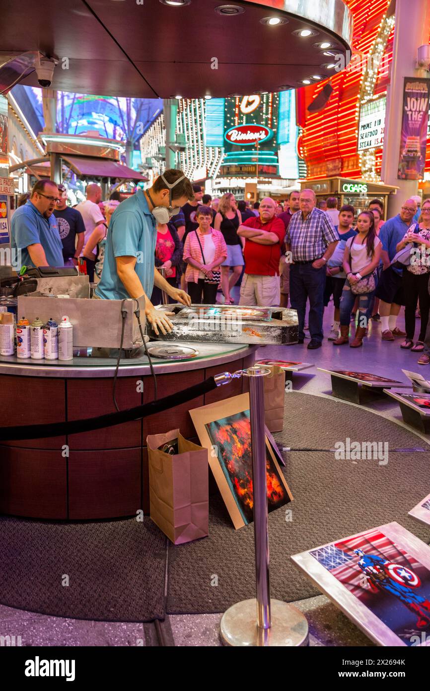 Las Vegas, Nevada. Fremont Street. Artista dimostrando la sua abilità con vernici spray. Foto Stock