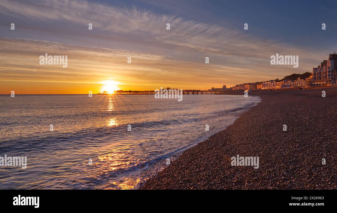 Hastings Beach and Pier, East Sussex, Regno Unito Foto Stock