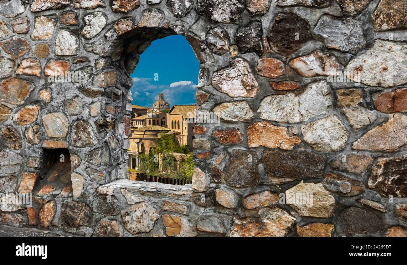 Vista di Roma attraverso Una finestra di Un muro storico Foto Stock