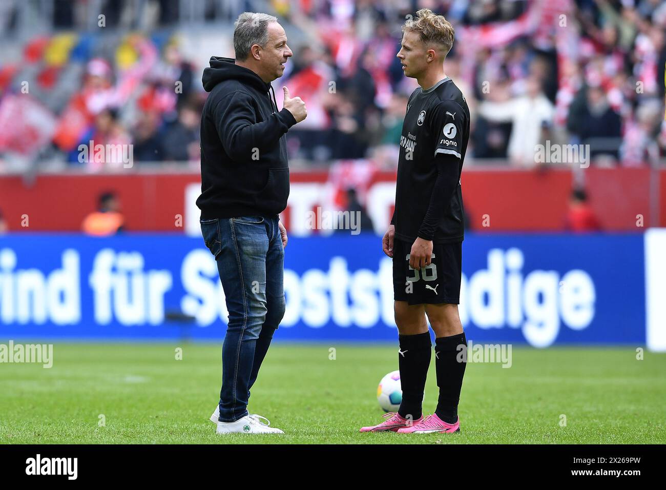 Fussball 2. Bundesliga 30. Spieltag fortuna Duesseldorf - SpVgg Greuther Fuerth AM 20.04.2024 in der Merkur Spiel-Arena a Duesseldorf Alexander Zorniger ( Trainer / Cheftrainer Fuerth ), links - Philipp Mueller ( Fuerth ), rechts le normative DFL vietano qualsiasi uso di fotografie come sequenze di immagini e/o quasi-video. Foto: Revierfoto Foto Stock