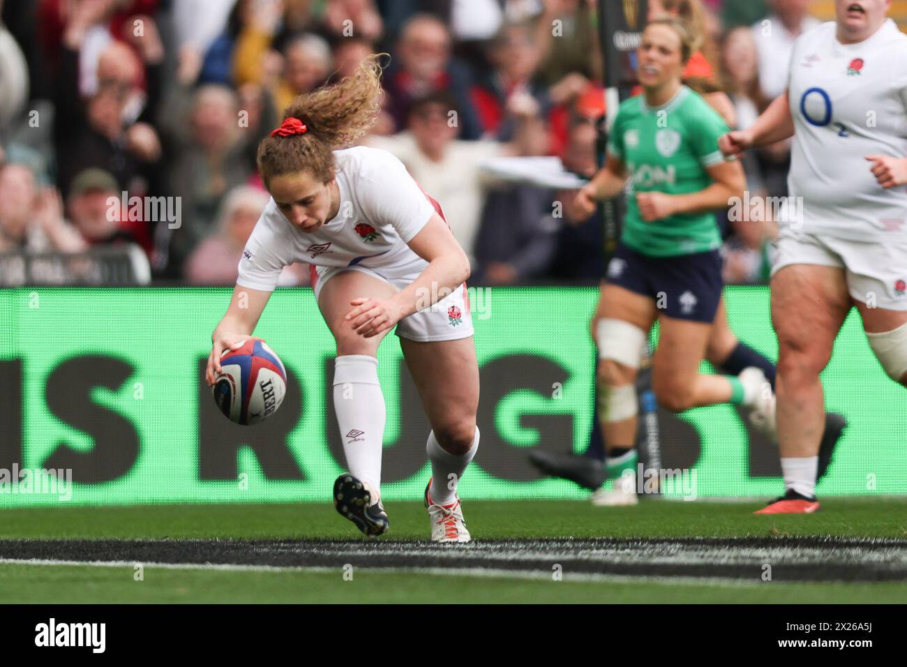 Twickenham, Regno Unito. 20 aprile 2024. Abby Dow of England Women segna la prima prova a fare il punteggio di 5-0 durante la partita delle sei Nazioni femminili tra England Women e Ireland Women al Twickenham Stadium, Twickenham, Regno Unito, il 20 aprile 2024. Foto di Ken Sparks. Solo per uso editoriale, licenza richiesta per uso commerciale. Non utilizzare in scommesse, giochi o pubblicazioni di singoli club/campionato/giocatori. Crediti: UK Sports Pics Ltd/Alamy Live News Foto Stock