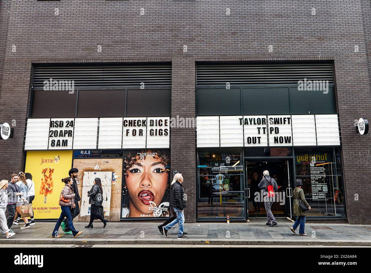 20 aprile 2024, Liverpool, Regno Unito: Rough Trade Records a Liverpool UK in occasione del record Store Day 2024 pubblicizzare il nuovo album di Taylor Swiftâ€ Poetâ™S Society (TTPD) - record Store Day è la celebrazione annuale della cultura del negozio di dischi indipendenti che si svolge sabato (20 aprile), si prevede di offrire un Â incremento di 9,7 milioni di sterline per i negozi di dischi indipendenti (Credit Image: © Andy Von Pip/ZUMA Press Wire) SOLO PER L'UTILIZZO EDITORIALE! Non per USO commerciale! Foto Stock