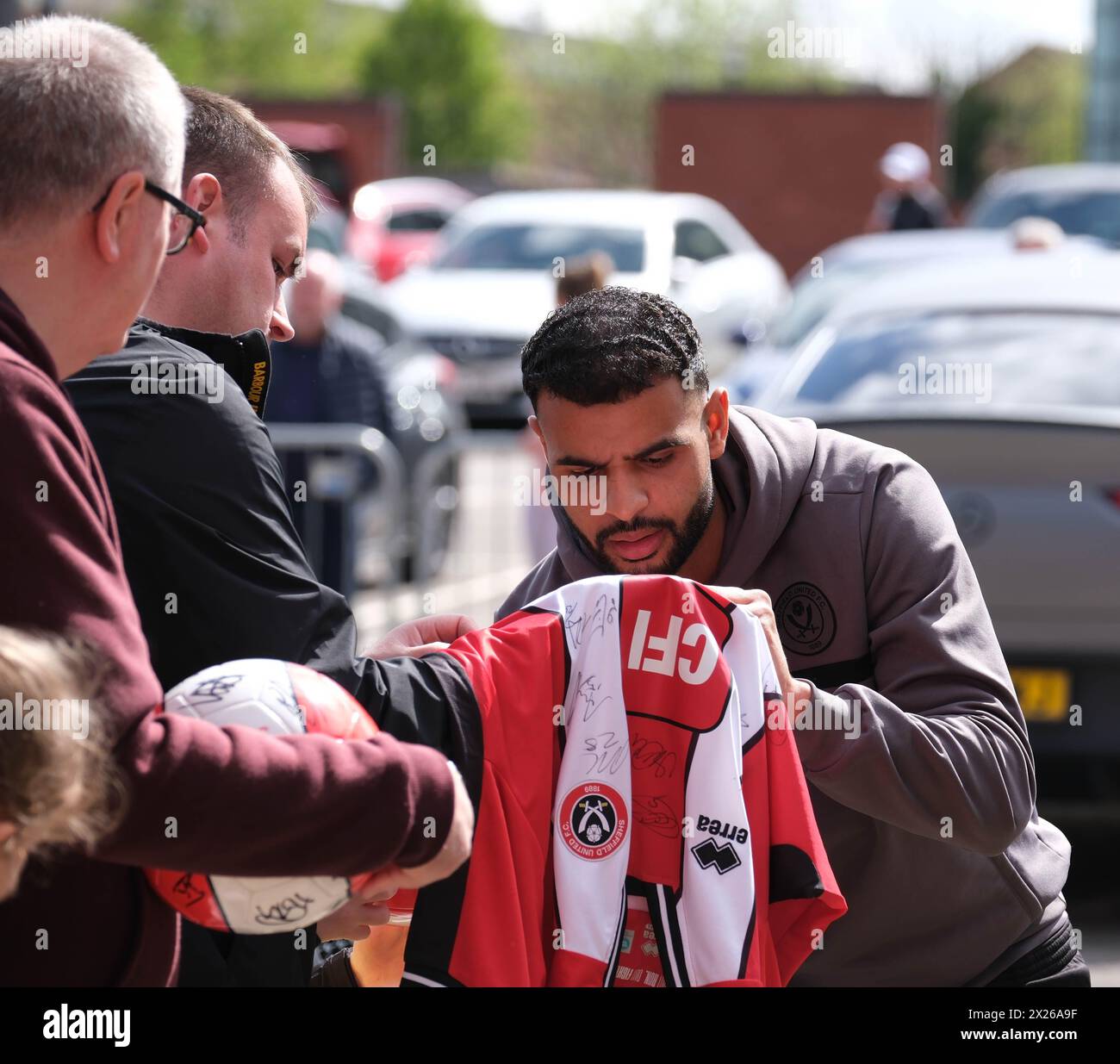 Bramall Lane, Sheffield, Regno Unito. 20 aprile 2024. Premier League Football, Sheffield United contro Burnley; Anis Ben Slimane di Sheffield Utd firma autografi prima del calcio d'inizio Credit: Action Plus Sports/Alamy Live News Foto Stock