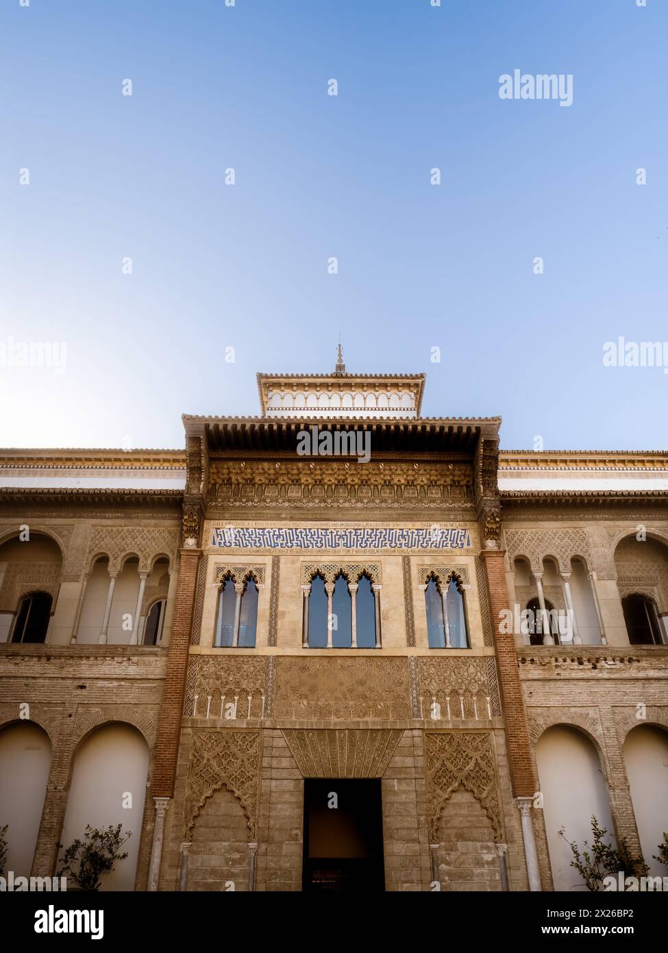 La vista frontale del Palazzo reale nel Real Alcazar de Seville, dal Patio de la Monteria, Andalusia, Spagna Foto Stock