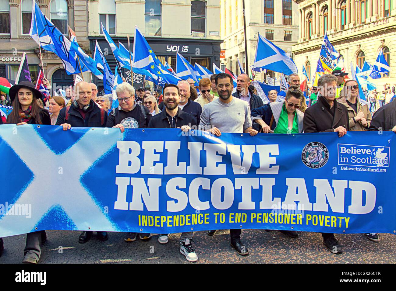 Glasgow, Scozia, Regno Unito. 20 aprile 2024: Humza Yousaf e martin compston guidano la marcia per l'indipendenza della march Pro. Sì, la marcia è iniziata nel parco kelvingrove e si è conclusa con discorsi in piazza george, composti da un certo numero di gruppi pro indy. Credit Gerard Ferry/Alamy Live News Foto Stock