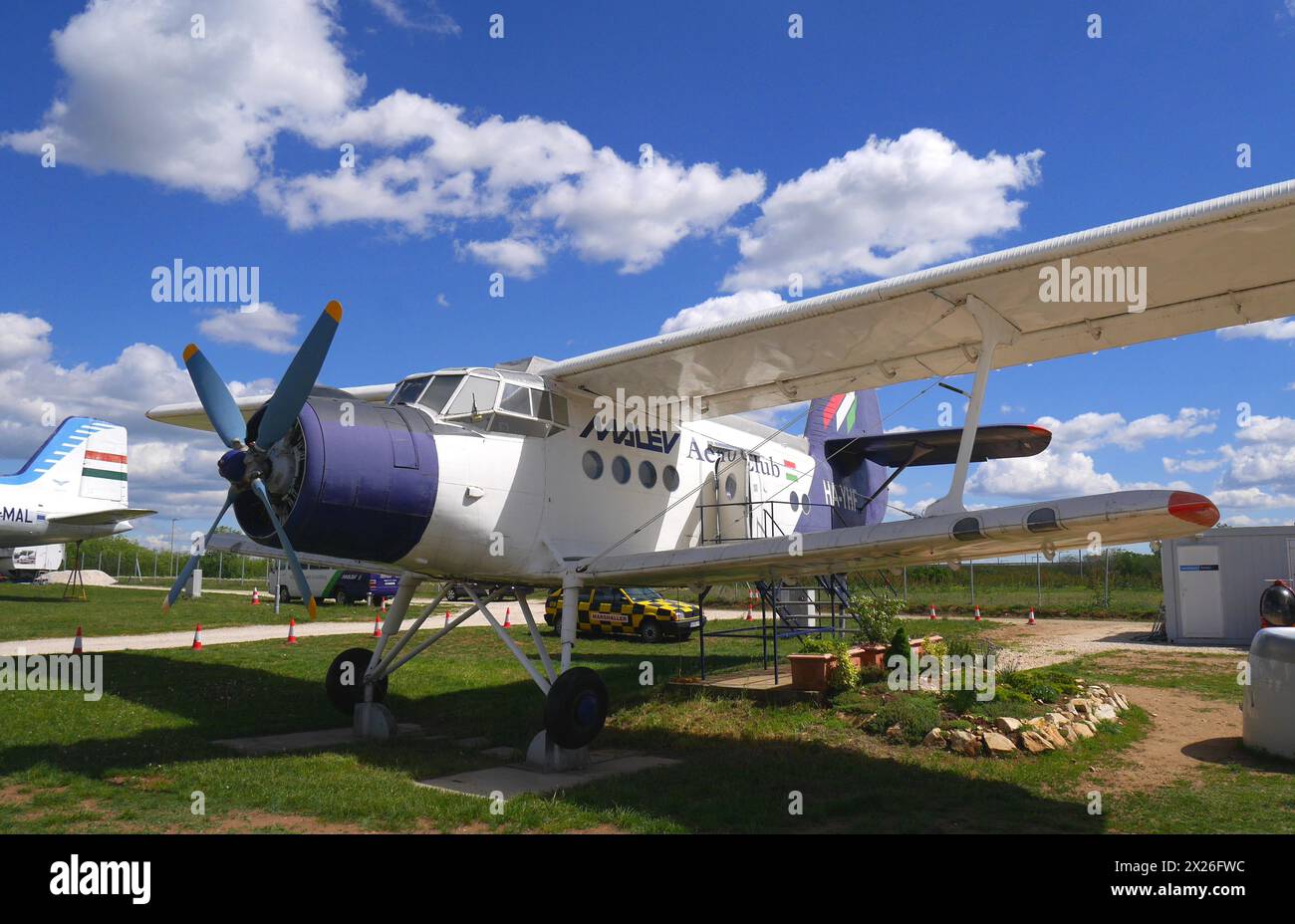 Antonov An-2 dell'era sovietica in mostra presso l'Aeropark di Repülőmúzeum, l'aeroporto internazionale di Budapest, Ungheria Foto Stock