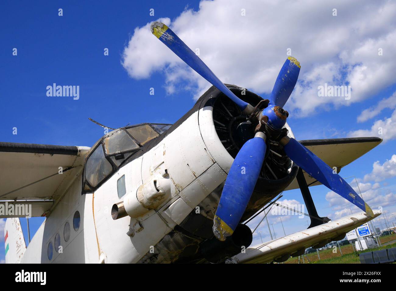 Antonov An-2 dell'era sovietica in mostra presso l'Aeropark di Repülőmúzeum, l'aeroporto internazionale di Budapest, Ungheria Foto Stock