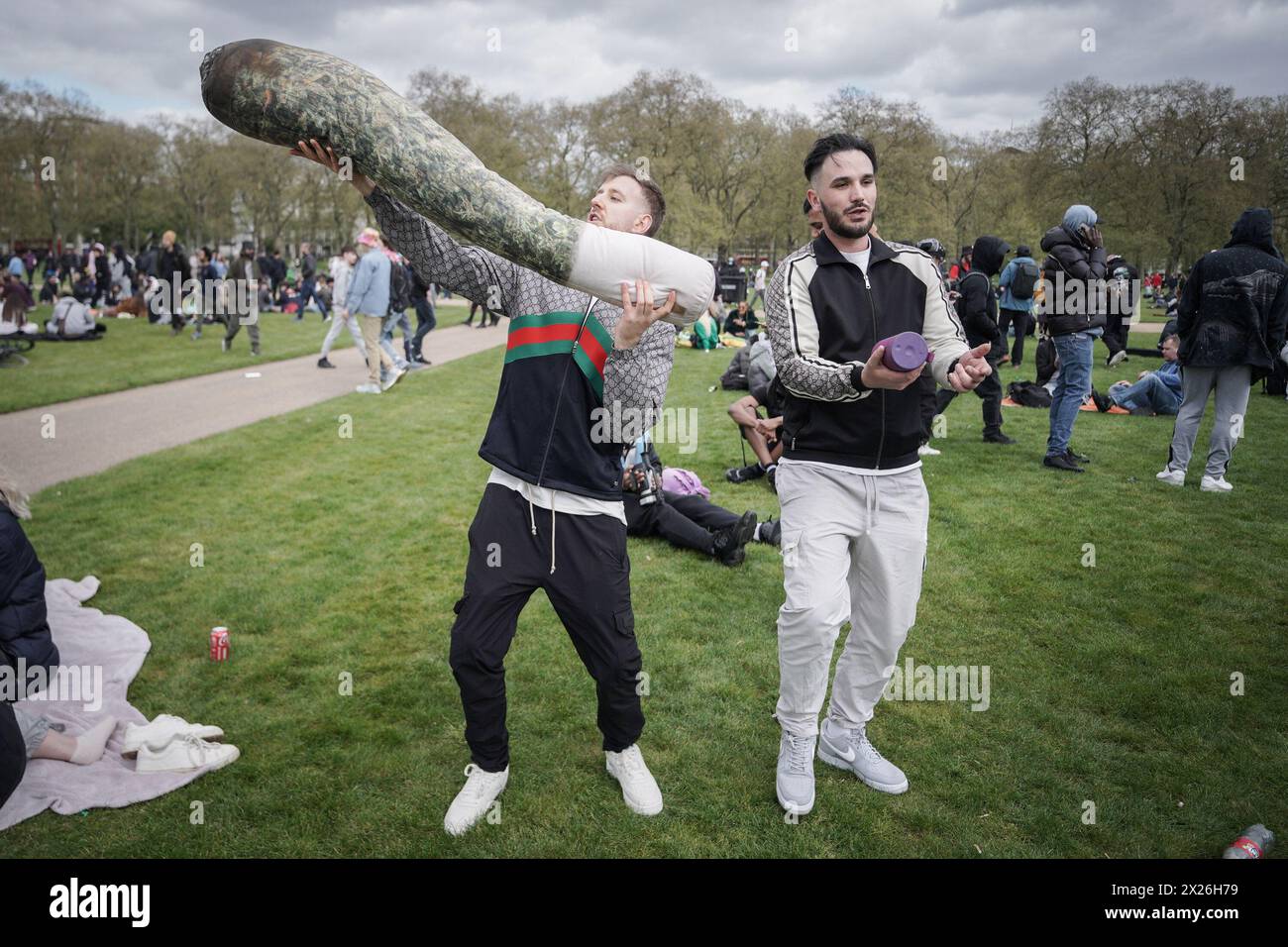 Londra, Regno Unito. 20 aprile 2024. 420 Pro-Cannabis Celebrations a Hyde Park. Centinaia di persone si uniscono all'incontro annuale del 4/20 a Hyde Park per commettere un atto di disobbedienza di massa fumando cannabis e le sue varianti in una protesta contro le leggi in vigore che criminalizzano gli utenti ricreativi. Crediti: Guy Corbishley/Alamy Live News Foto Stock