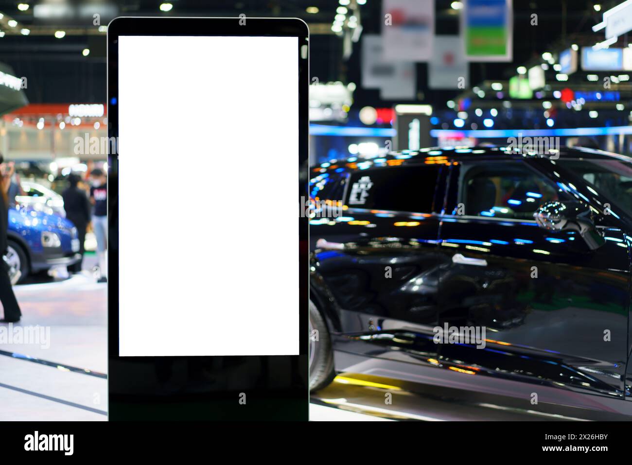 Mockup di cartellonistica digitale con schermo vuoto in un elegante showroom di auto. Questo display versatile promette opportunità pubblicitarie dinamiche Foto Stock