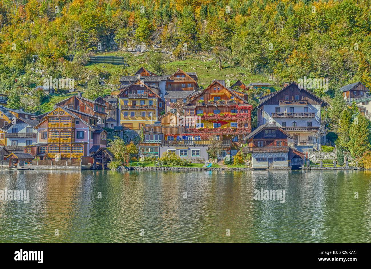 Hallstatt, Austria, vista del villaggio con le case tradizionali e i capannoni in legno sul lago Hallstatter SEE o Hallstatt Foto Stock