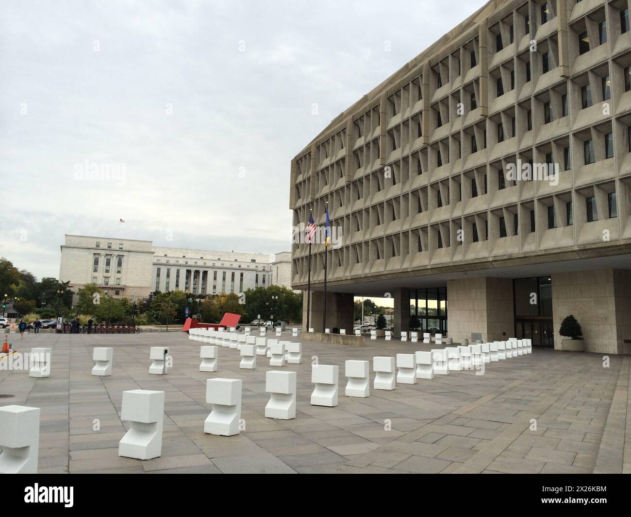 Washington, Stati Uniti d'America. Dipartimento della sanità e dei Servizi Umani edificio con barriere di sicurezza nella parte anteriore. Foto Stock