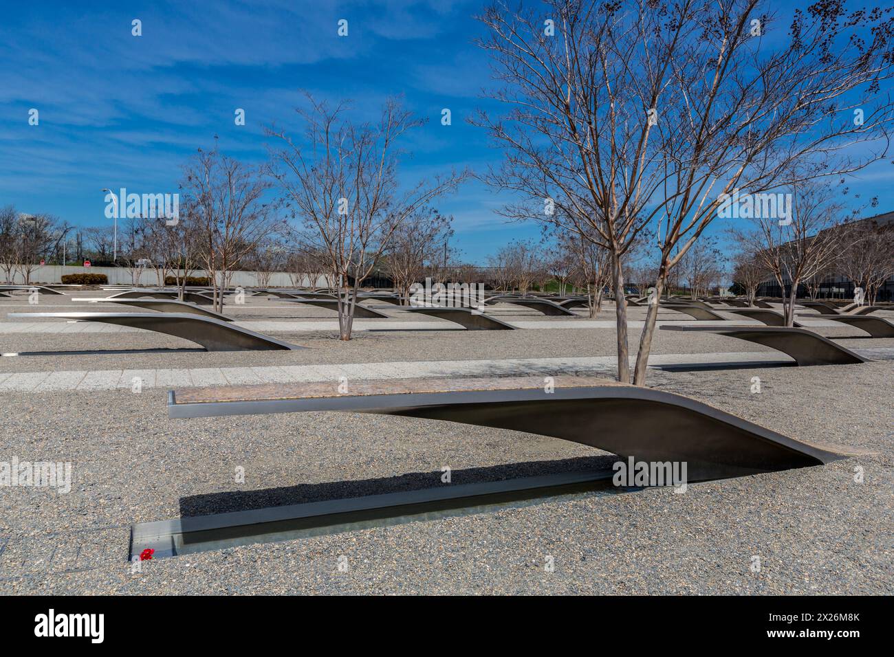 Pentagon Memorial, Arlington County, Virginia, Stati Uniti. Memoriali individuali ciascuno per una singola vittima. Pentagon Building sulla destra, dove American Airline Foto Stock