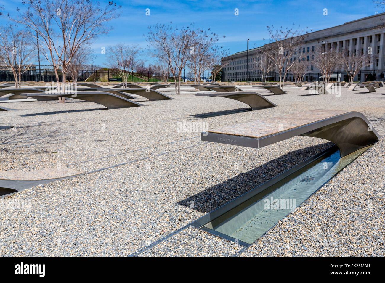 Pentagon Memorial, Arlington County, Virginia, Stati Uniti. Memoriali individuali ciascuno per una singola vittima. Pentagon Building sulla destra, dove American Airline Foto Stock