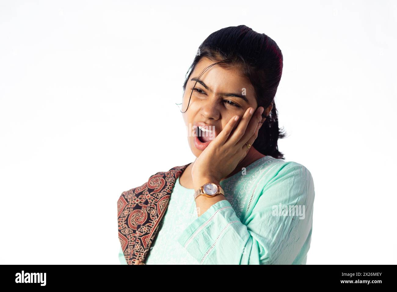 Una donna indiana che affronta problemi ai denti mostrando un'espressione dolorosa su sfondo bianco Foto Stock