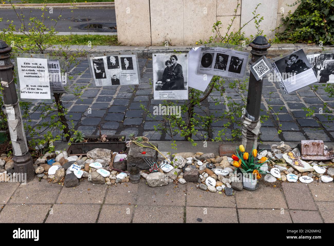 Budapest, Ungheria. 29 marzo 2024. I tributi alle vittime dell'Olocausto sono raffigurati in Liberty Square. I tributi furono preparati da gruppi ebraici che considerano il grande Memoriale per le vittime dell'occupazione tedesca (2014) come controverso perché assolve Ungheria e ungheresi dalla complicità nell'Olocausto. Crediti: Mark Kerrison/Alamy Live News Foto Stock