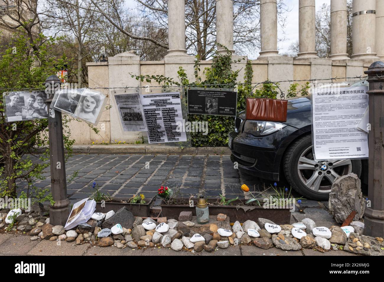 Budapest, Ungheria. 29 marzo 2024. I tributi alle vittime dell'Olocausto sono raffigurati in Liberty Square. I tributi furono preparati da gruppi ebraici che considerano il grande Memoriale per le vittime dell'occupazione tedesca (2014) come controverso perché assolve Ungheria e ungheresi dalla complicità nell'Olocausto. Crediti: Mark Kerrison/Alamy Live News Foto Stock