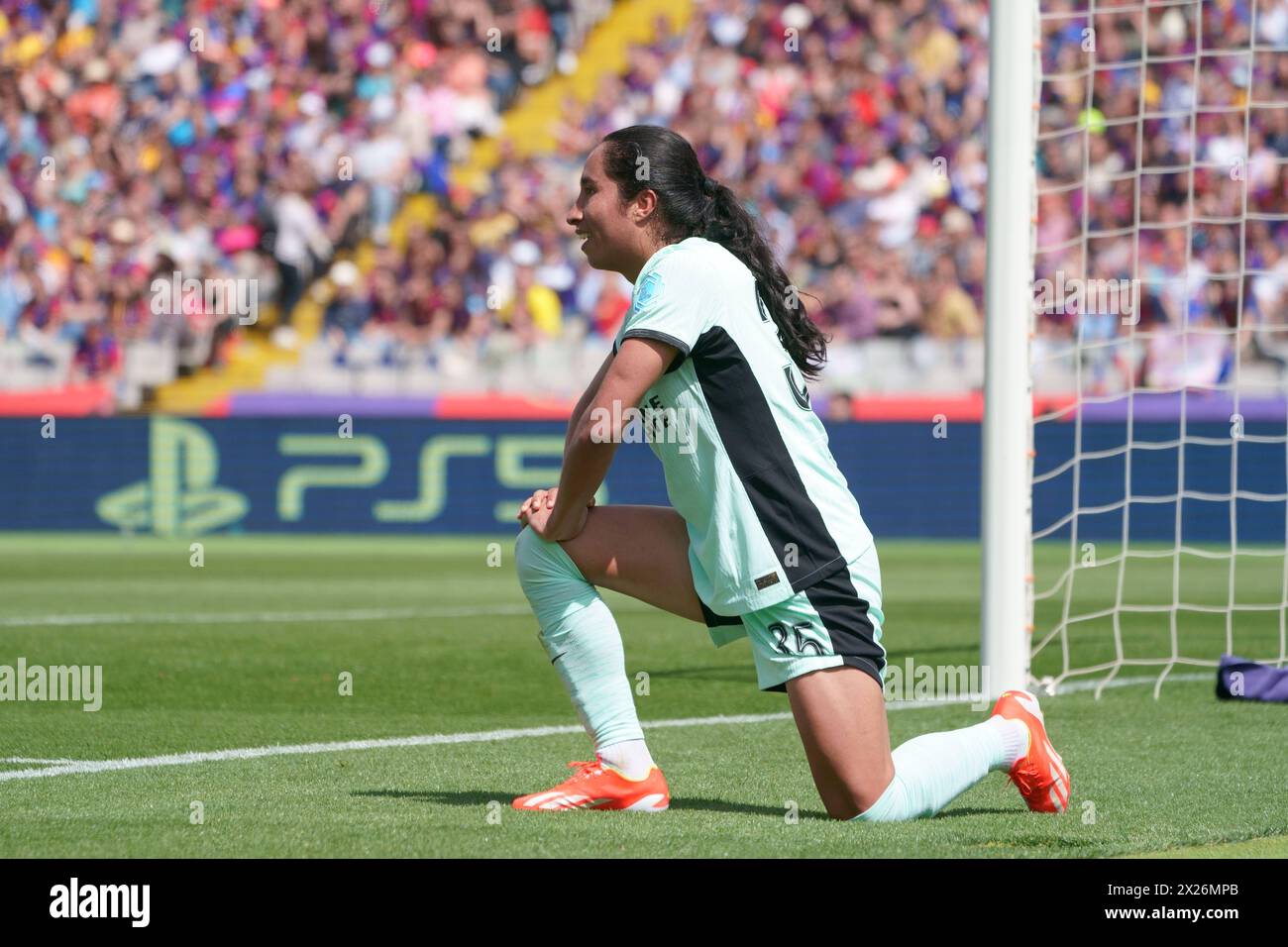 20 aprile 2024; Estadi ol&#xed;mpic LLU&#xed;S Companys, Barcellona, Spagna, Women Champions League Football, Barcelona Femeni contro Chelsea; Mayra Ramirez Chelsea FC si allunga per la porta Foto Stock