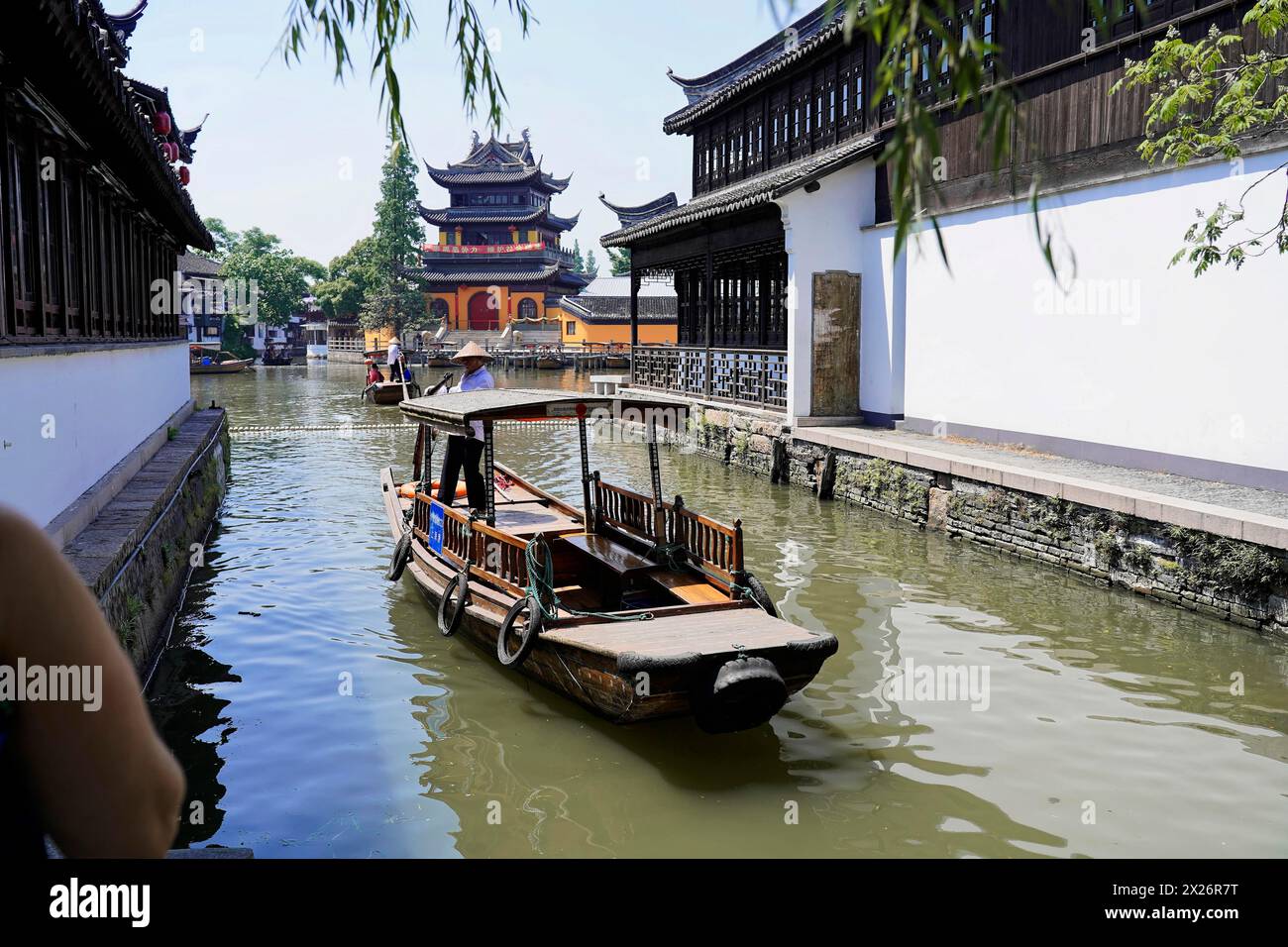 Escursione al villaggio acquatico di Zhujiajiao, Shanghai, Cina, Asia, barca di legno sul canale con vedute dell'architettura storica Foto Stock