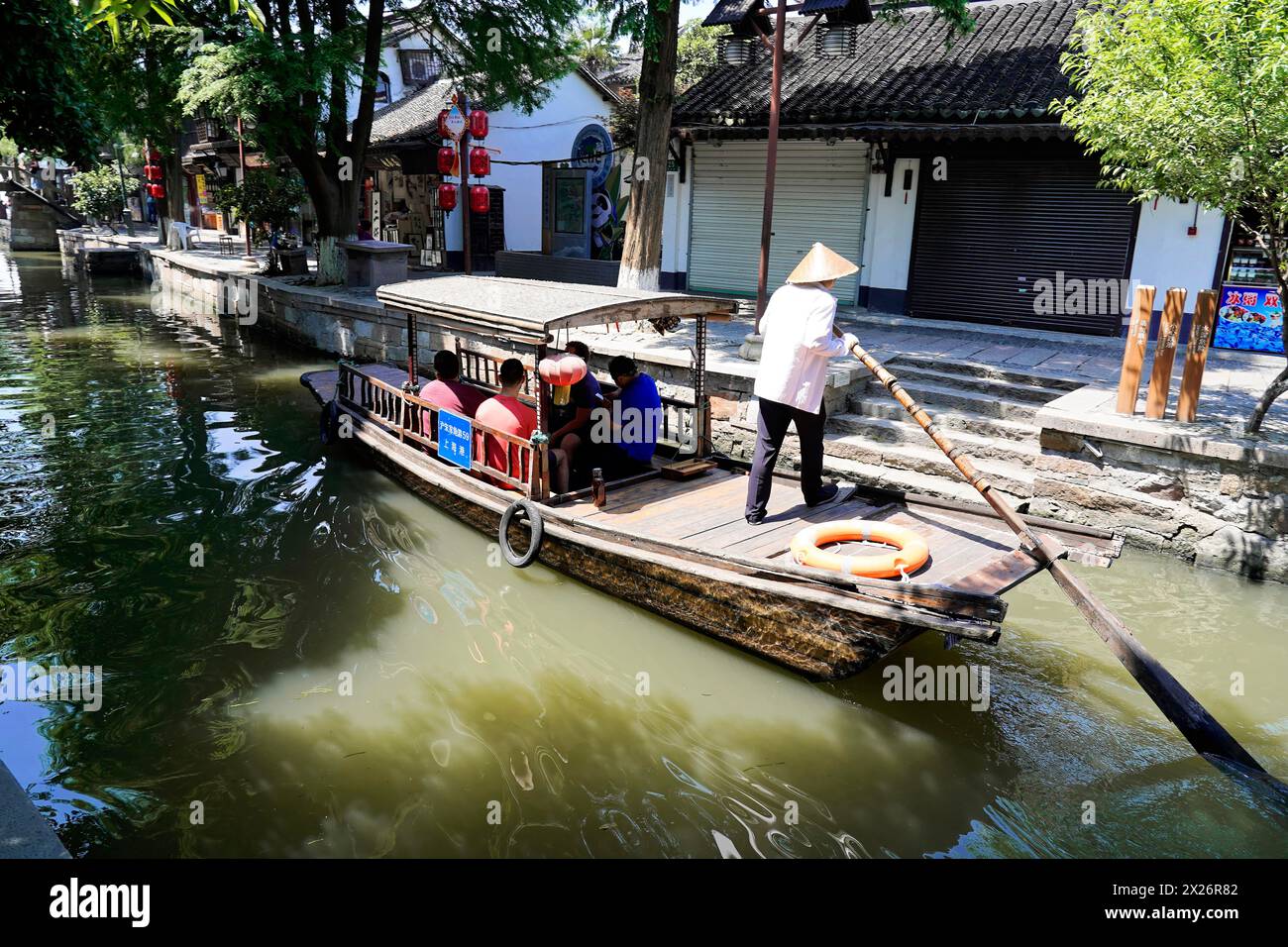 Escursione al villaggio acquatico di Zhujiajiao, Shanghai, Cina, Asia, Boatman naviga su una barca turistica su un fiume urbano Foto Stock