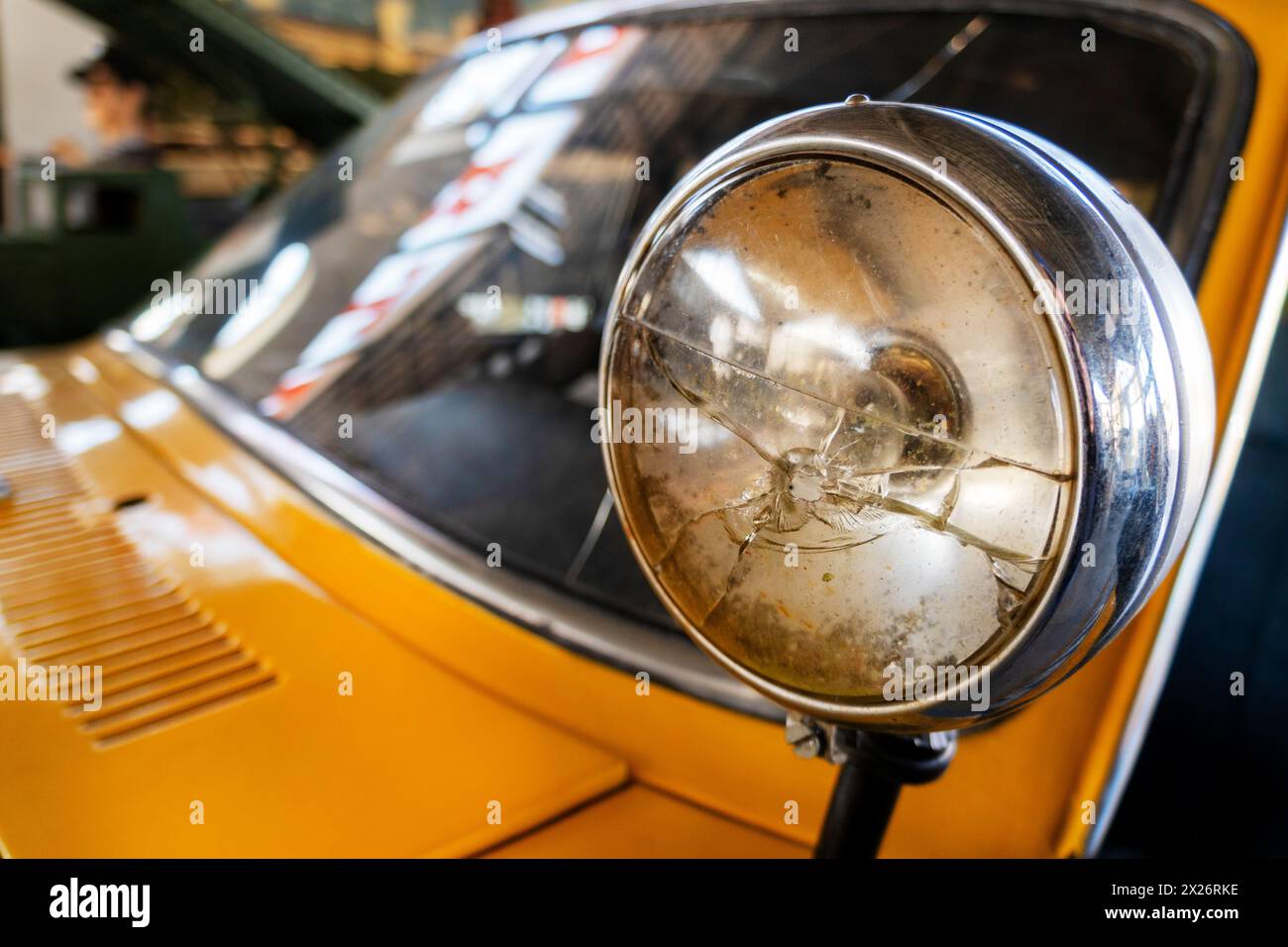 Faro auto rotto. Fari auto danneggiati dopo un incidente. La luce automobilistica è rotta. Foto Stock