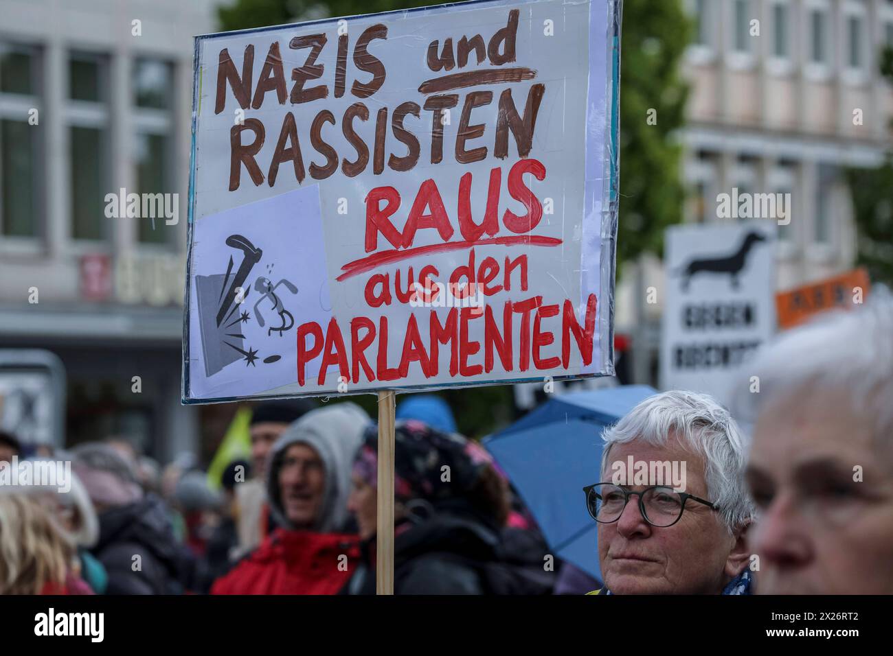 20.04.2024, Demonstration für AfD-Verbot, Nürnberg: Am Nachmittag gingen rund 300 Personen auf die Straße um gegen die rechtsextreme Partei alternative für Deutschland AfD zu protestieren und zugeleich ein Verbotsverfahren gegen jene Partei zu fordern. AM Rande demonstrierten CA. 20 Personen für die Rechtsextremen. Bayern Deutschland Demonstration für AfD-Verbot-20 *** 20 04 2024, Demonstration for AfD Ban, Norimberga nel pomeriggio, circa 300 persone sono scese in piazza per protestare contro l'alternativa del partito di estrema destra per la Germania AfD e allo stesso tempo per chiedere un divieto del partito su t Foto Stock