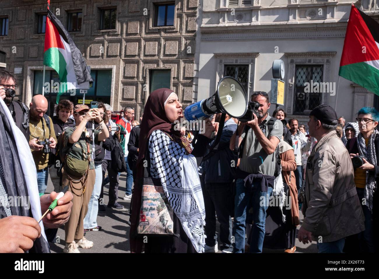 Milano, Italia. 20 aprile 2024. Via Palestro. Corteo pro-palestina e per l'ambiente - Cronaca- Milano, Italia - sabato 20 aprile 2024 (foto Alessandro Cimma/Lapresse) via Palestro. marzo pro-palestinese e pro-ambiente - News - Milano, Italia - sabato 20 aprile 2024 (foto Alessandro Cimma/Lapresse) crediti: LaPresse/Alamy Live News Foto Stock