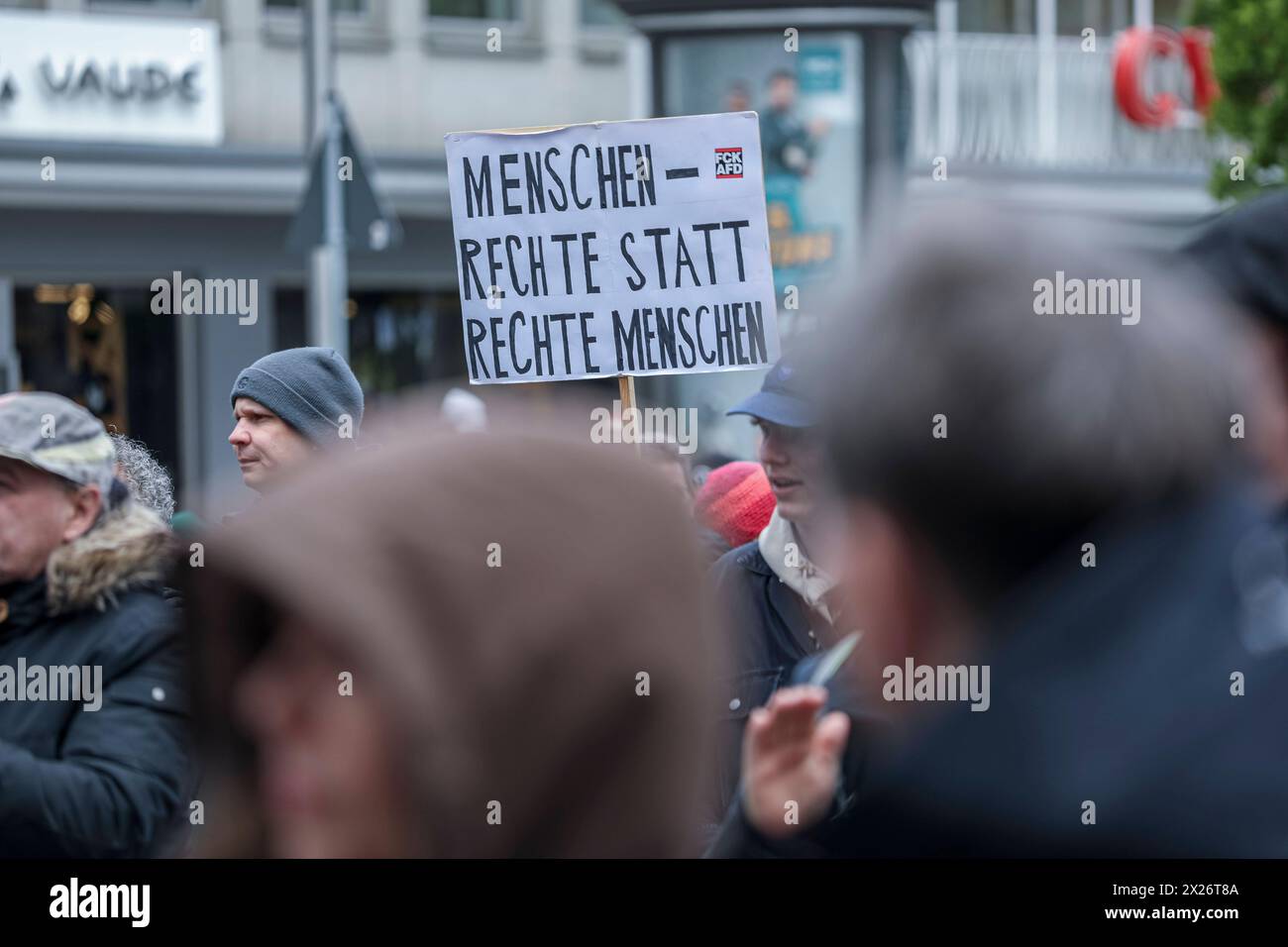 20.04.2024, Demonstration für AfD-Verbot, Nürnberg: Am Nachmittag gingen rund 300 Personen auf die Straße um gegen die rechtsextreme Partei alternative für Deutschland AfD zu protestieren und zugeleich ein Verbotsverfahren gegen jene Partei zu fordern. AM Rande demonstrierten CA. 20 Personen für die Rechtsextremen. Bayern Deutschland Demonstration für AfD-Verbot-26 *** 20 04 2024, Demonstration for AfD Ban, Norimberga nel pomeriggio, circa 300 persone sono scese in piazza per protestare contro l'alternativa del partito di estrema destra per la Germania AfD e allo stesso tempo per chiedere un divieto su quel partito Foto Stock