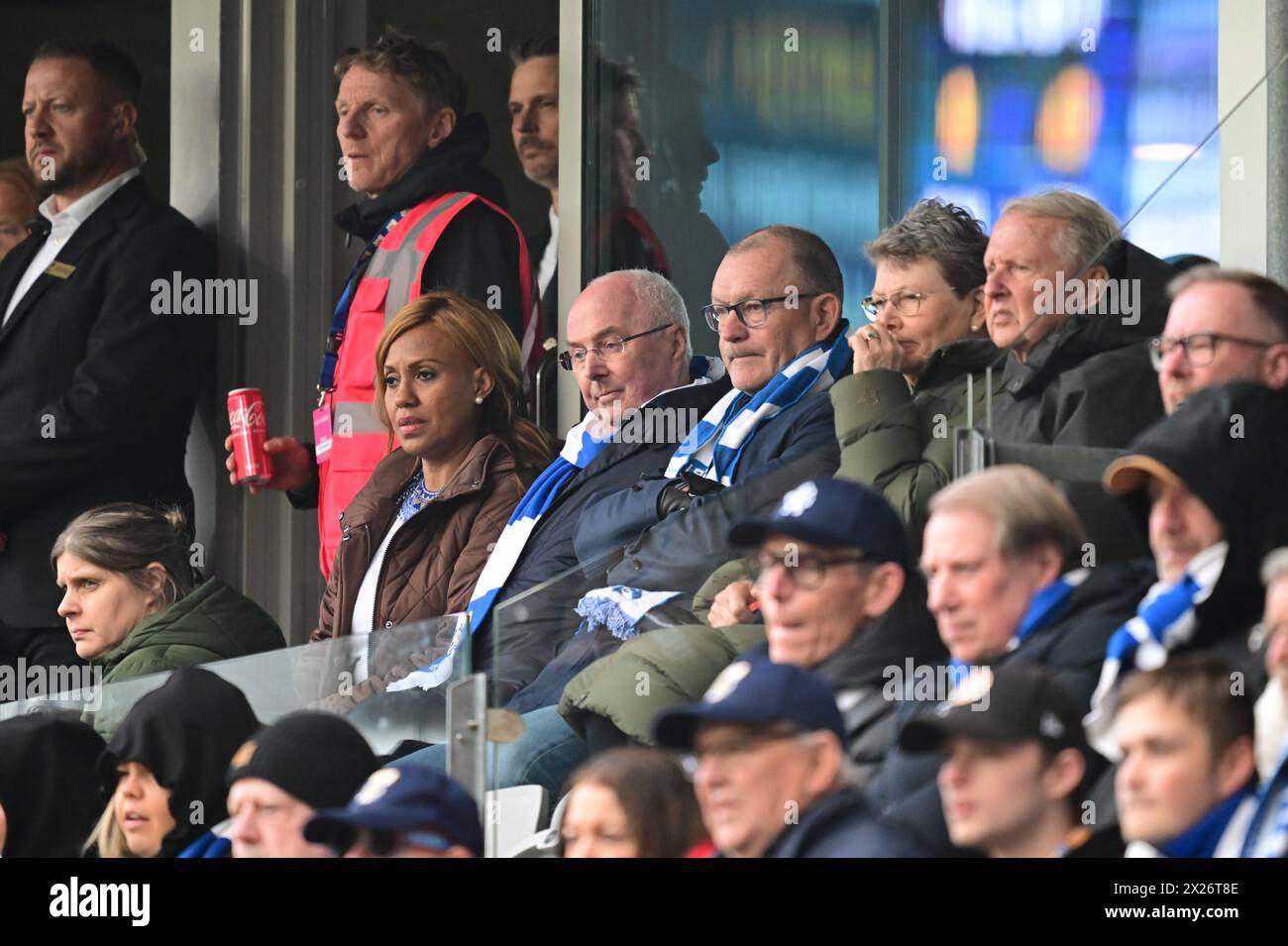 Sven-Göran Svennis Eriksson con la fidanzata Yaniseth Alcides e Stig Fredriksson alla partita di calcio di sabato tra IFK Gothenburg e IFK Norrköp Foto Stock