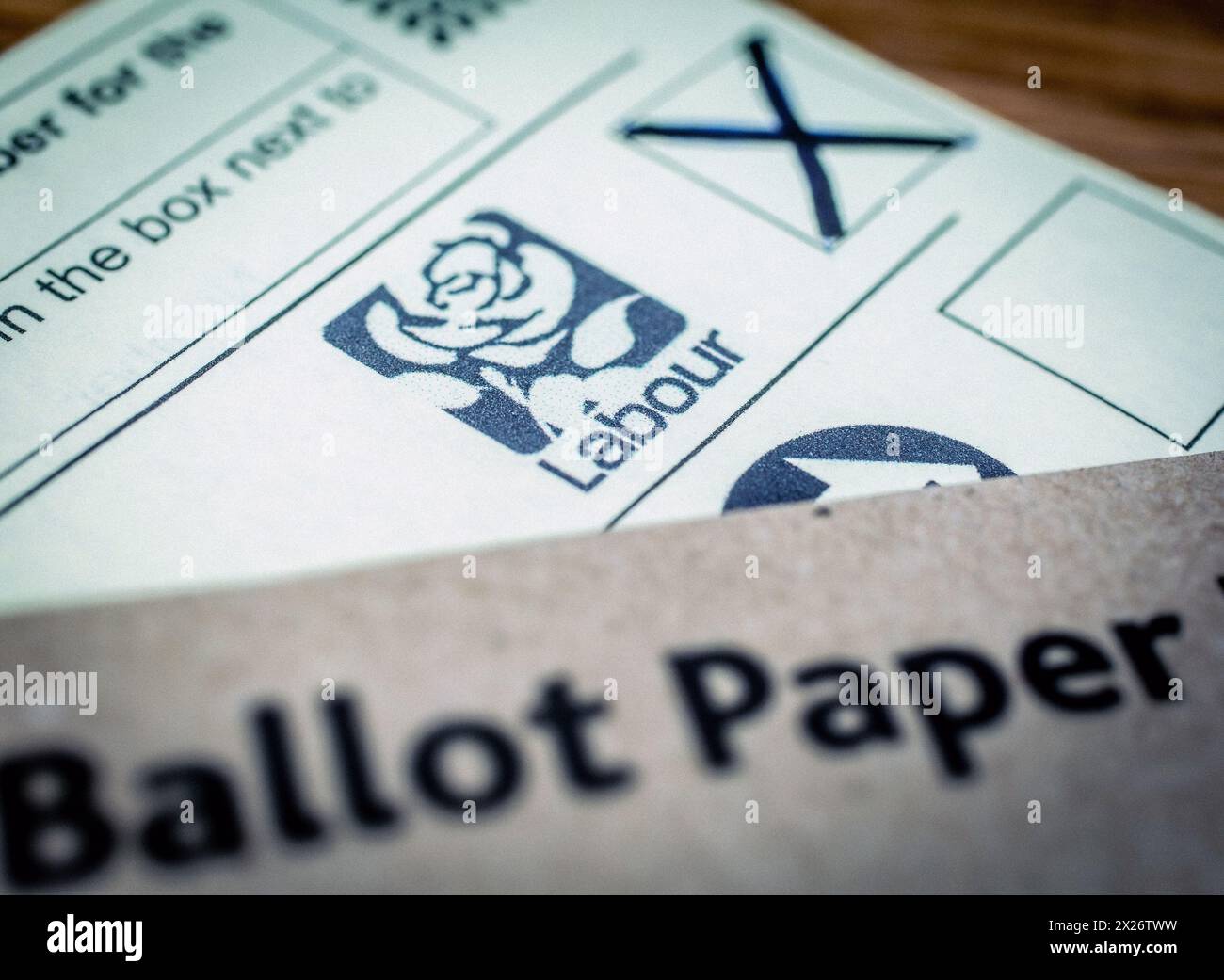 Completare un documento di voto postale per le elezioni del Mayoral di Londra e dei membri dell'assemblea. Foto Stock