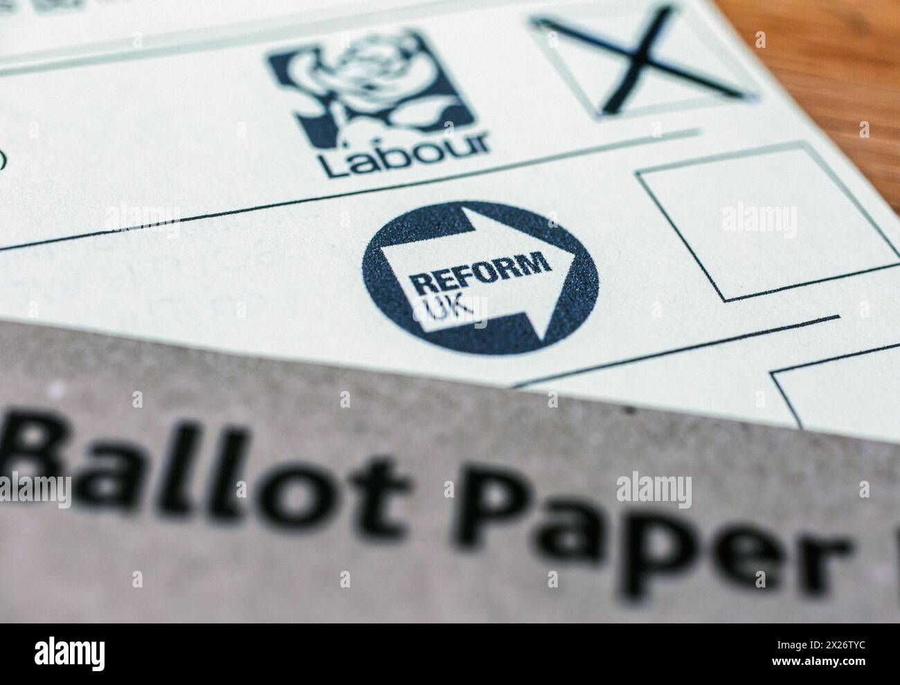 Completare un documento di voto postale per le elezioni del Mayoral di Londra e dei membri dell'assemblea. Foto Stock