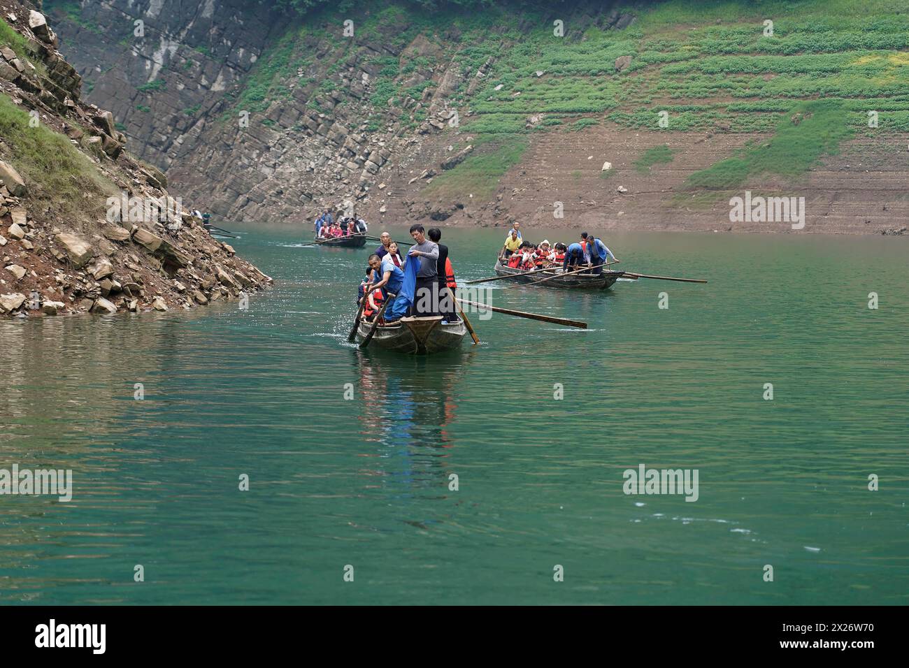 Barche speciali per le braccia laterali dello Yangtze, per i turisti delle navi da crociera sul fiume, Yichang, Cina, Asia, i passeggeri in una barca godono di un Foto Stock