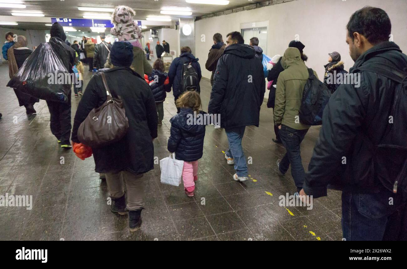 I rifugiati sono arrivati alla stazione di Schoenefeld su un treno IC. Vengono quindi portati in autobus alla sistemazione a Berlino, 02.12.2015, Schoenefeld Foto Stock