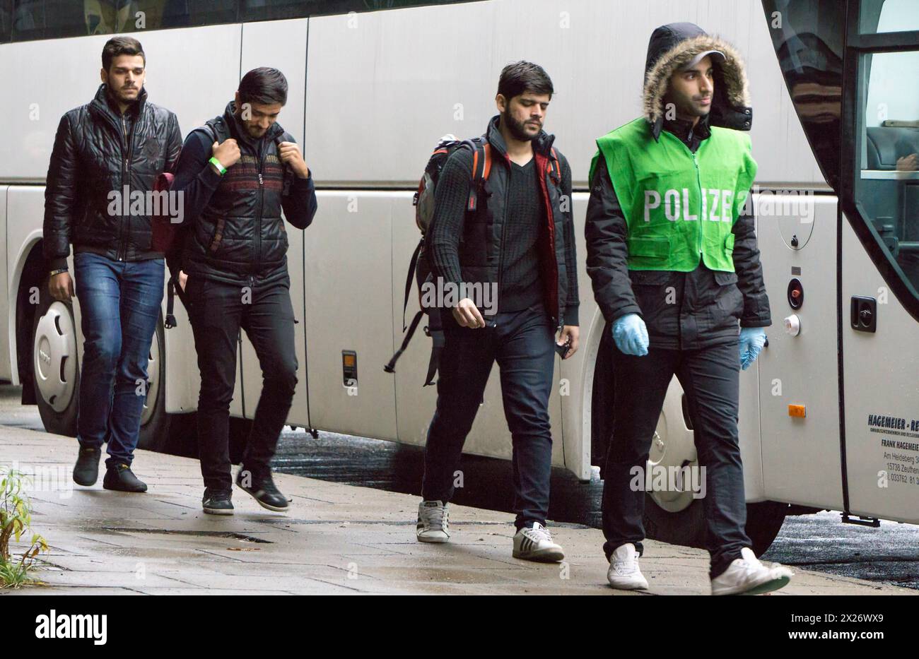 I rifugiati sono arrivati alla stazione di Schoenefeld su un treno IC. Vengono quindi portati in autobus alla sistemazione a Berlino, 02.12.2015, Schoenefeld Foto Stock