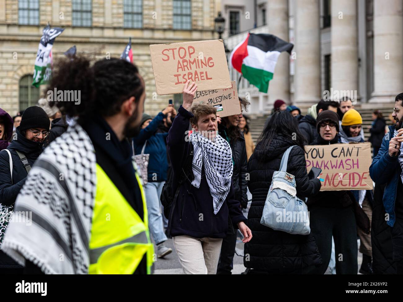 Centinaia di persone si sono riunite il 20 aprile 2024 a Monaco di Baviera, in Germania, per protestare per un cessate il fuoco a Gaza e per piangere le vittime della guerra. Gli organizzatori si sono agitati contro il giornalista di copertura e hanno cercato di intimidirlo in modo minaccioso. (Foto di Alexander Pohl/Sipa USA) Foto Stock