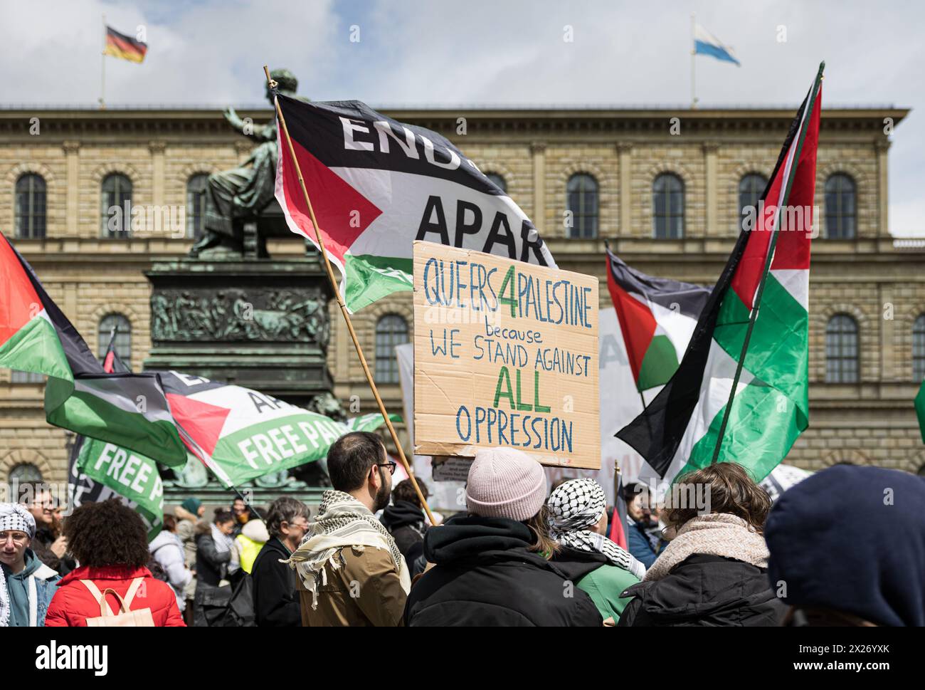 Centinaia di persone si sono riunite il 20 aprile 2024 a Monaco di Baviera, in Germania, per protestare per un cessate il fuoco a Gaza e per piangere le vittime della guerra. Gli organizzatori si sono agitati contro il giornalista di copertura e hanno cercato di intimidirlo in modo minaccioso. (Foto di Alexander Pohl/Sipa USA) Foto Stock