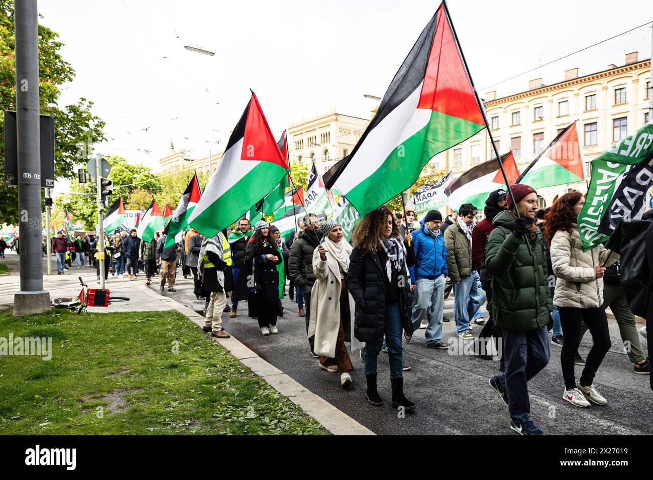 Centinaia di persone si sono riunite il 20 aprile 2024 a Monaco di Baviera, in Germania, per protestare per un cessate il fuoco a Gaza e per piangere le vittime della guerra. Gli organizzatori si sono agitati contro il giornalista di copertura e hanno cercato di intimidirlo in modo minaccioso. (Foto di Alexander Pohl/Sipa USA) Foto Stock