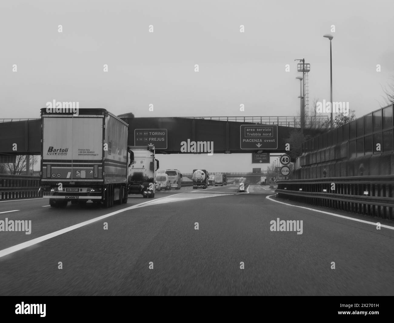 Milano, Italia - 26 aprile 2023 su strada in condizioni di nuvolosità, autostrada A1 A8 nei pressi di Milano, Italia Foto Stock