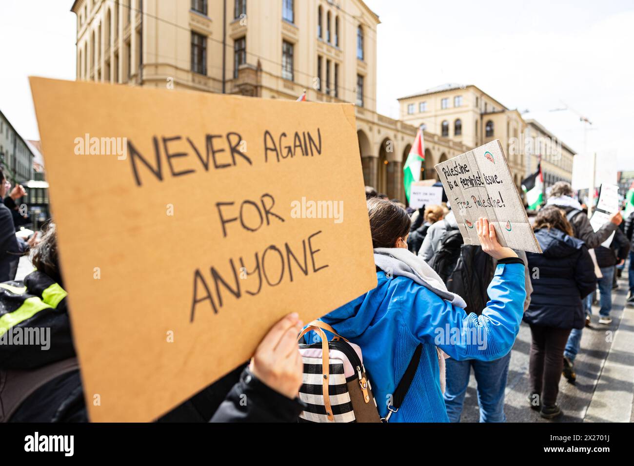 Centinaia di persone si sono riunite il 20 aprile 2024 a Monaco di Baviera, in Germania, per protestare per un cessate il fuoco a Gaza e per piangere le vittime della guerra. Gli organizzatori si sono agitati contro il giornalista di copertura e hanno cercato di intimidirlo in modo minaccioso. (Foto di Alexander Pohl/Sipa USA) Foto Stock