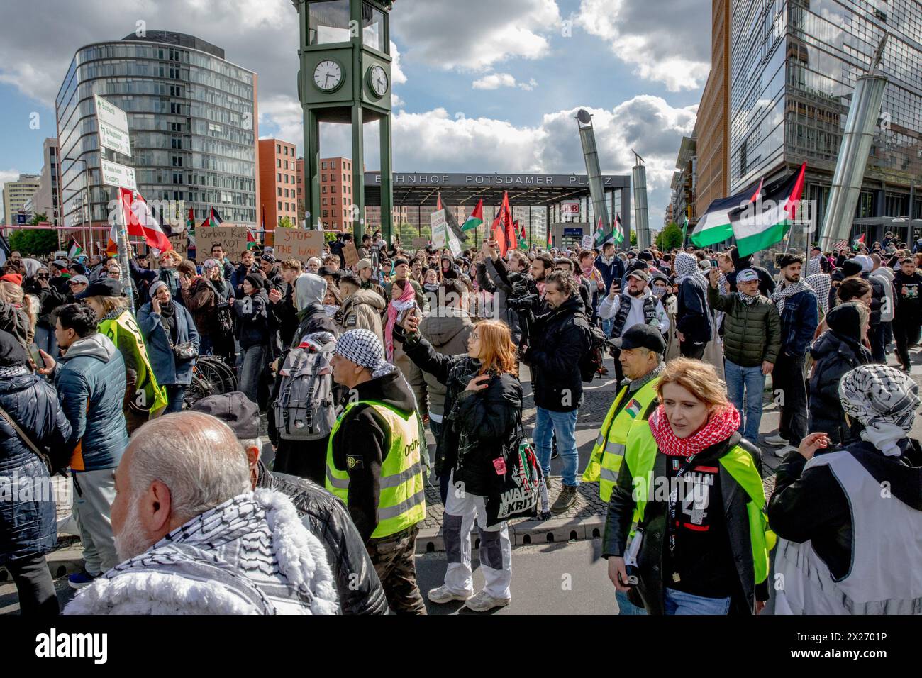 I manifestanti pro-palestinesi si riunirono a Berlino a Potsdamer Platz il 20 aprile 2024, come parte di una protesta nazionale che chiedeva alla Germania di cessare le forniture di armi a Israele. La manifestazione, sotto la bandiera 'Smettila di armare Israele! Nessuna arma per Israele", segna un momento significativo di solidarietà per Gaza in mezzo alle continue tensioni mediorientali. Le proteste fanno eco alla condanna diffusa del sostegno militare del governo tedesco a Israele. I manifestanti hanno anche criticato il proseguimento delle operazioni e dei blocchi dell'esercito israeliano che ostacolano gli aiuti umanitari a Gaza. Sullo sfondo di queste proteste, lì Foto Stock