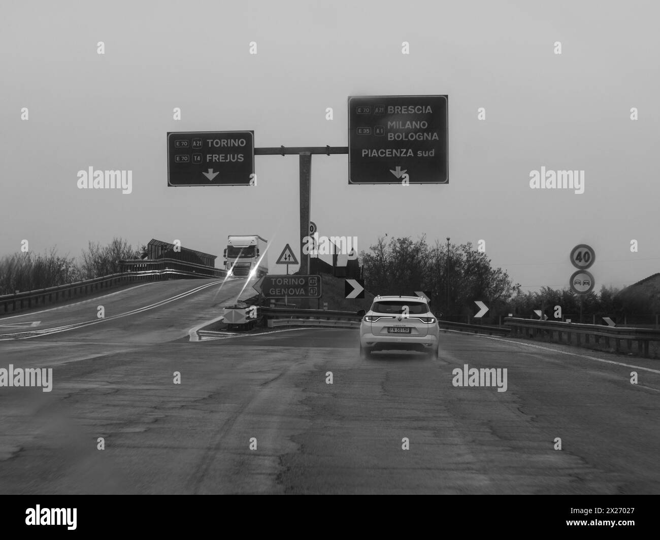 Milano, Italia - 26 aprile 2023 su strada in condizioni di nuvolosità, autostrada A1 A8 nei pressi di Milano, Italia Foto Stock