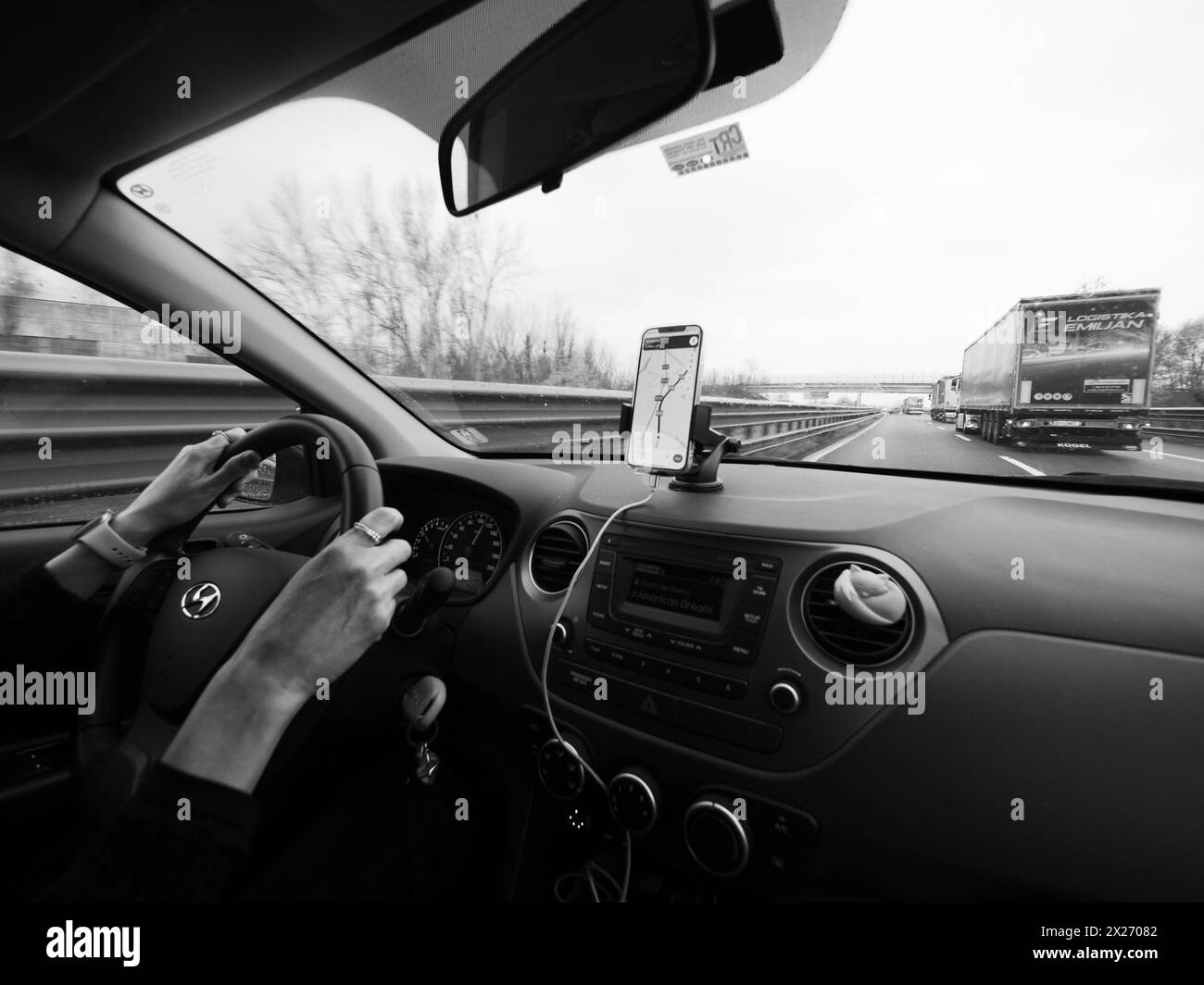 Milano, Italia - 26 aprile 2023 Vista dall'interno di un'auto con configurazione di navigazione smartphone alla guida Foto Stock