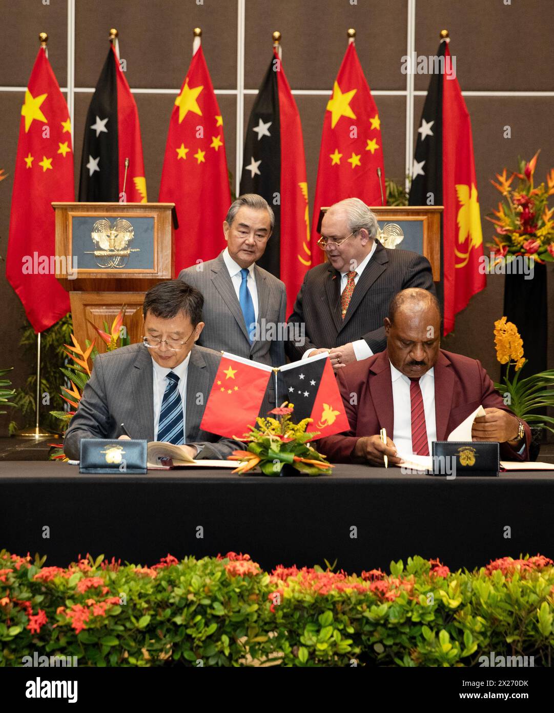 (240420) -- PORTO MORESBY, 20 aprile 2024 (Xinhua) -- il ministro degli Esteri cinese Wang Yi, anche membro dell'Ufficio politico del Comitato centrale del Partito Comunista Cinese, e il ministro degli Esteri della Papua nuova Guinea Justin Tkatchenko sono testimoni della firma dei documenti di cooperazione dopo i loro colloqui a Port Moresby, Papua nuova Guinea, 20 aprile 2024. (Xinhua/ma Ping) Foto Stock